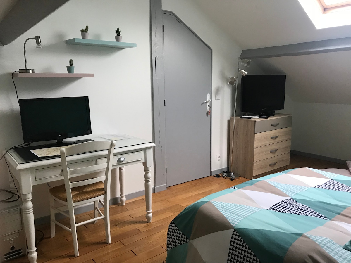 Dawati la chumba cha kulala cha kwanza na runinga 