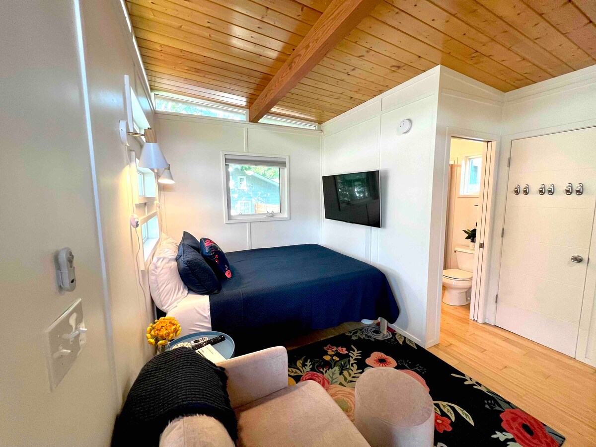 Cozy Windsor Park Casita w/ tons of natural light