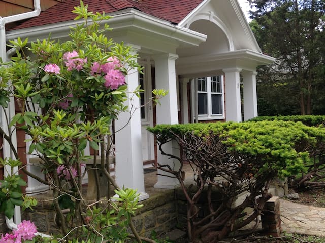 Gloucester/Magnolia - 2 room suite + private bath