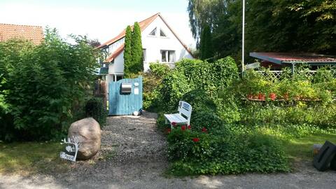 4 rooms (1-9 p.)m.Kitchen u.2 bathrooms, nice gardener.