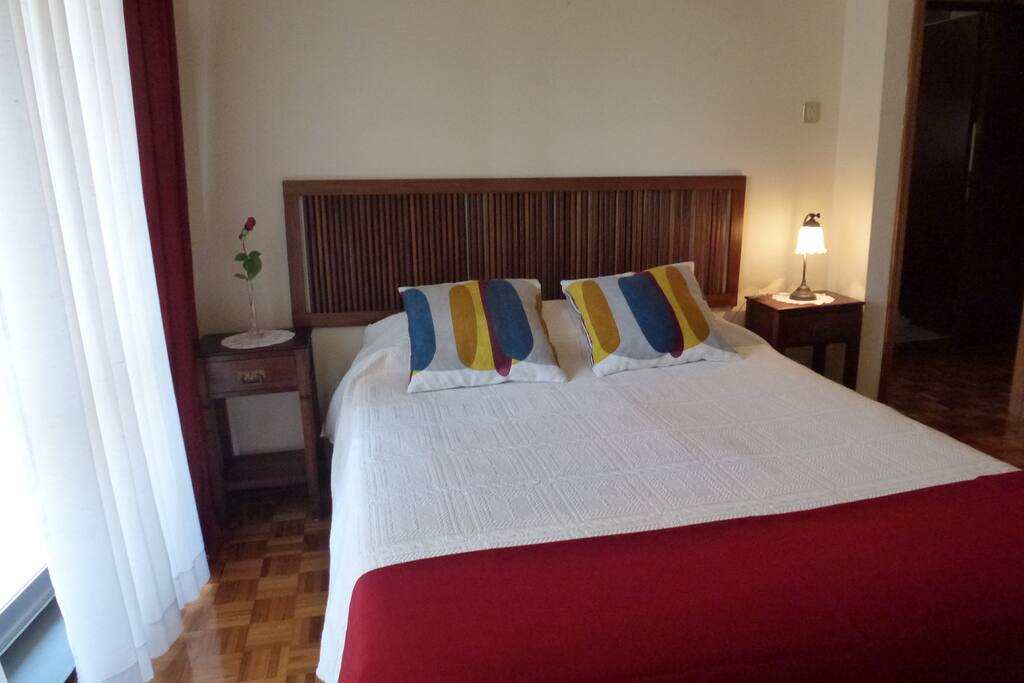 Quarto de casal com aquecedor de parede.