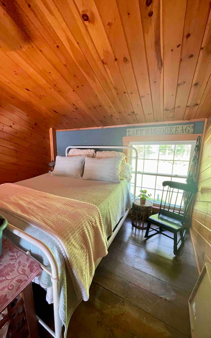 شقة علوية مفتوحة مع إطلالات على البحيرة وسرير بحجم كوين.