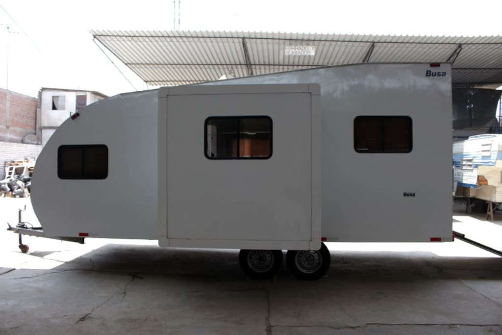 Camper - autocaravana autónoma adaptada para las carreteras peruanas.