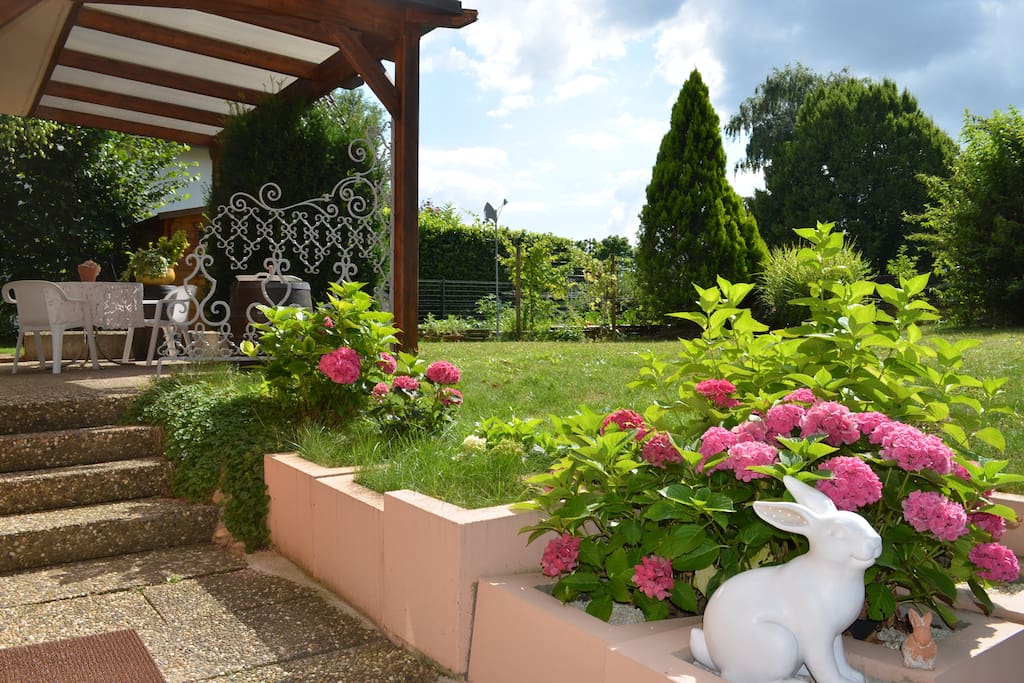 Entrée indépendante, la terrasse, son coin de verdure. Le Mannele Dormeur vous souhaite la bienvenue.