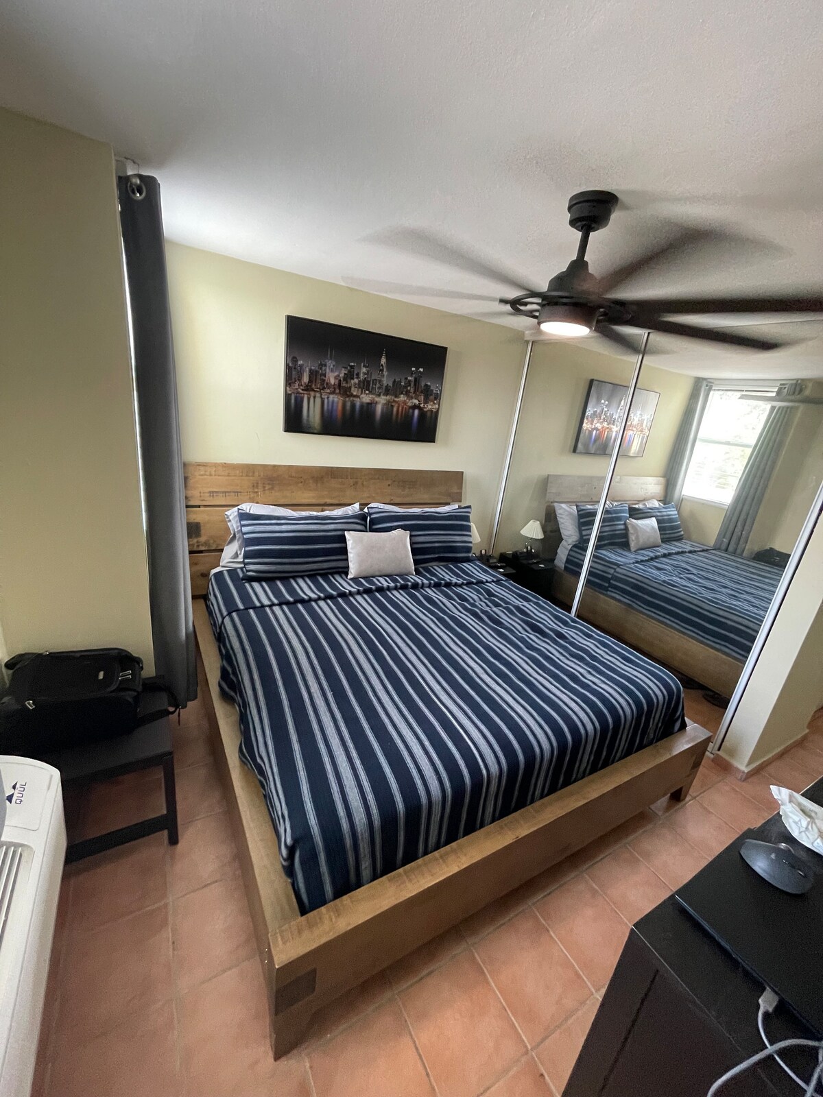 Hoofdslaapkamer met kingsize bed, smart-tv, afstandsbedieningsventilator, airco, kluis, oplaadstation voor elektronische apparaten 