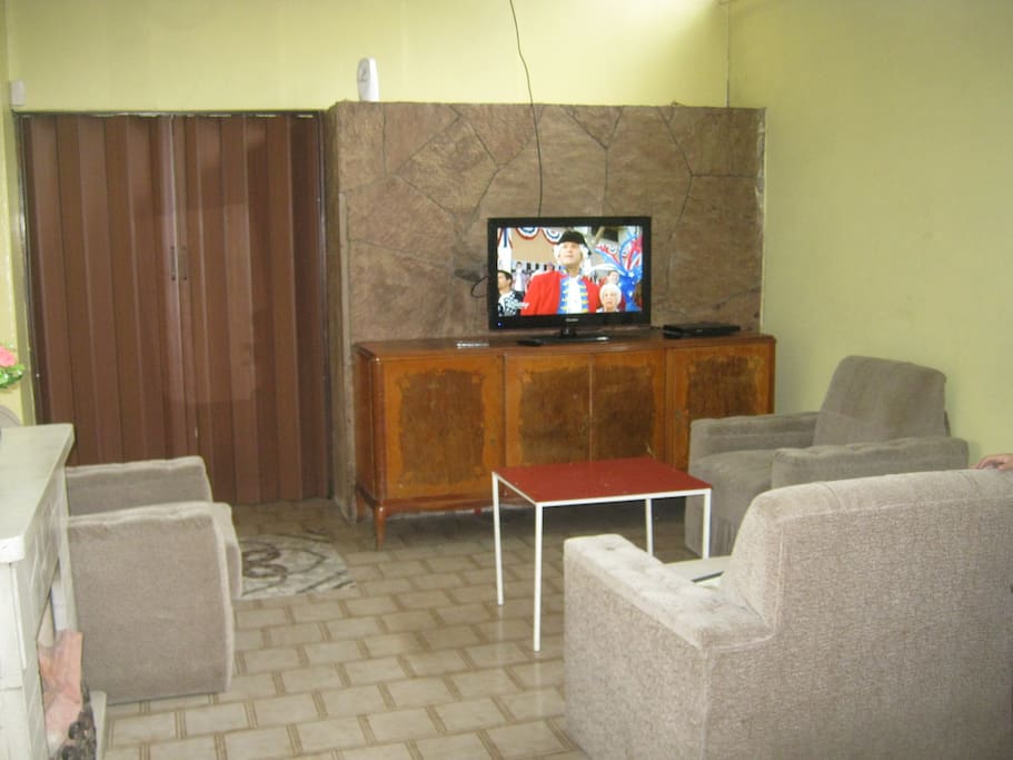 sala de estar con tv por cable , la casa cuenta con wifi .