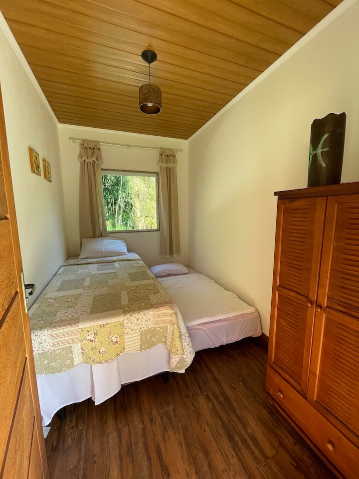 Vista del interior de la Habitación 1. Nota: Esta habitación solo está disponible para alquileres de 10 personas o más, o con un cargo adicional si se solicita con antelación.