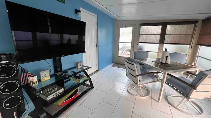 Home 2 U By Odessa & Eric (90 Day Minimum) - Dunedin, FL