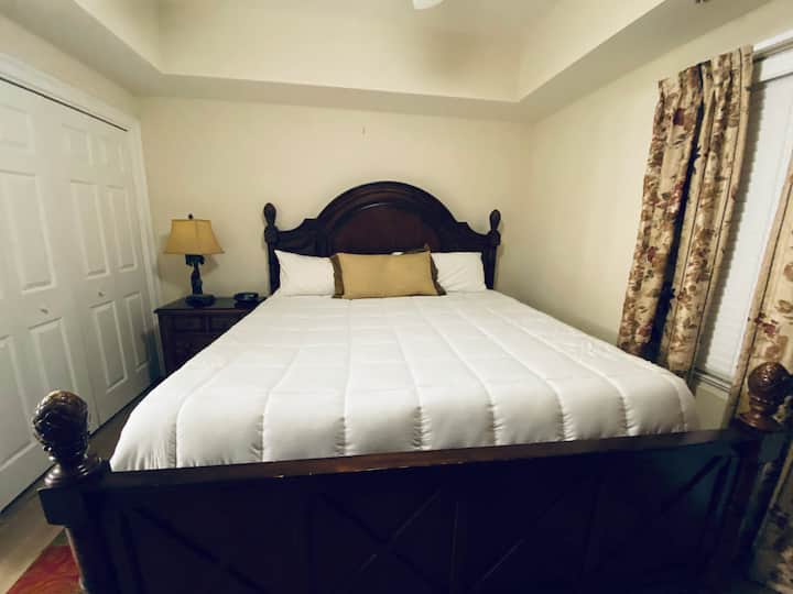 Sentiti come un re nella nostra camera da letto principale con un letto matrimoniale grande e una finestra per dare il benvenuto al sole mattutino!