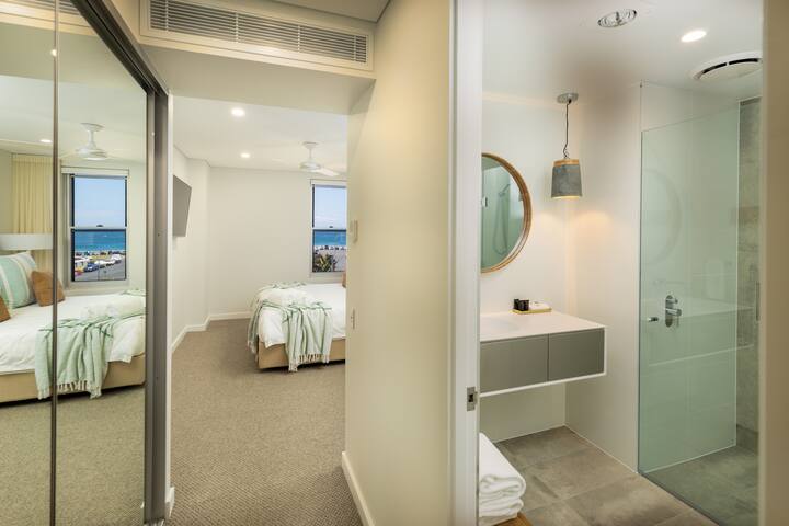 Suite 11, Penthouse | Astina Suites Forster gallery image 3