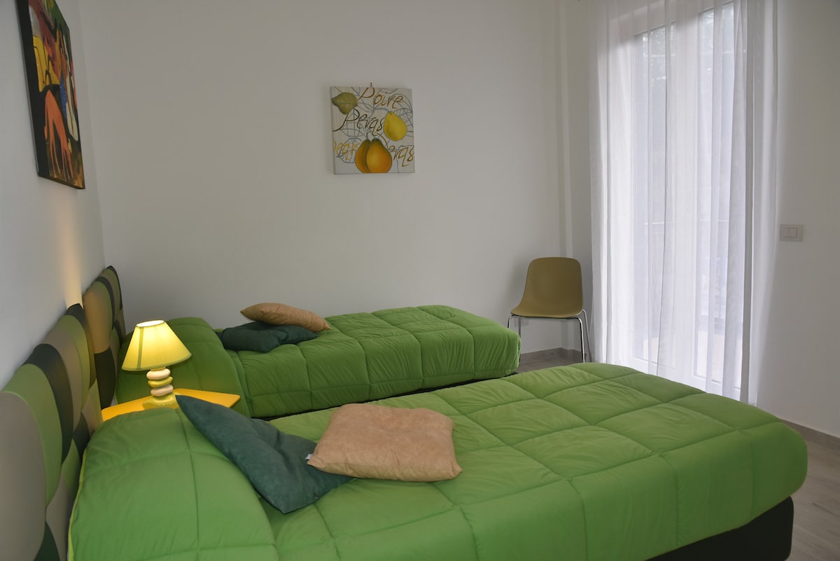 Druga neovisna spavaća soba s 2 udobna kreveta za jednu osobu koja se lako spaja kako bi se stvorio još jedan bračni krevet