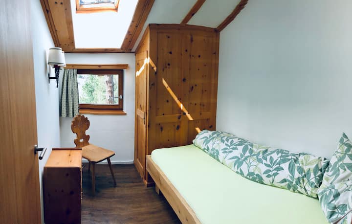 Quarto individual com   
cama  90x200cm