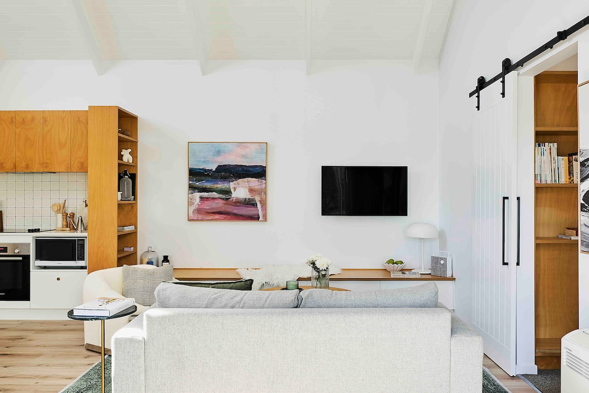 Successful Airbnb property: White Barn - Luxe-scandi, inner-city retreat in Tasmania