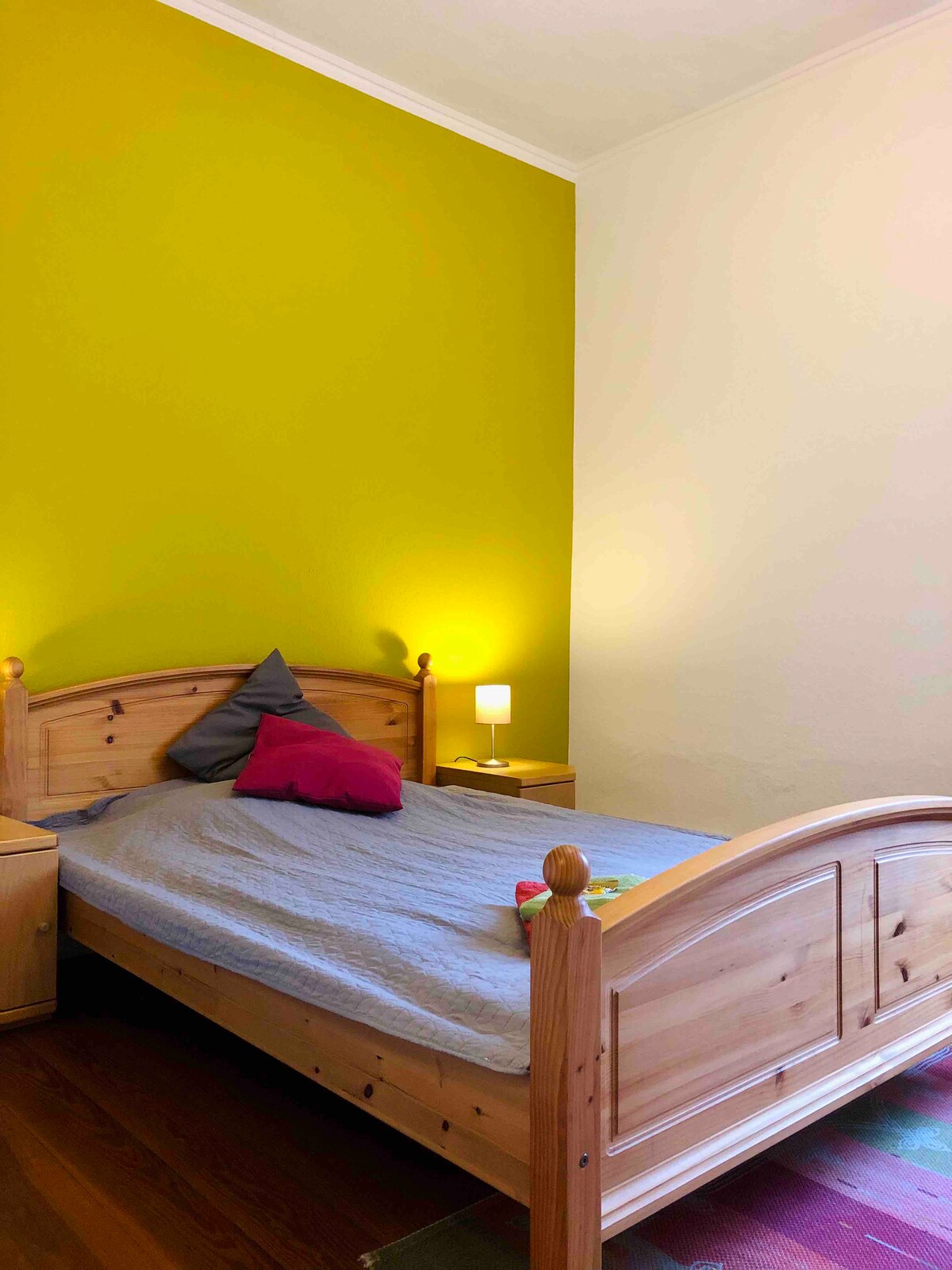 ห้องนี้เข้ามาจากโถงทางเดินเตียงกว้าง 140 ซม. และถ้าจำเป็นฉันจะวางไว้บนผนังและเตียงเด็กอ่อน 