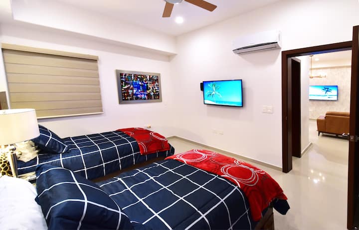 Recamara secundaria con 2 camas estándar, moderno closet y persianas, Smartv Lg de 43 pulgadas con Internet y televisión de cable (Noche)