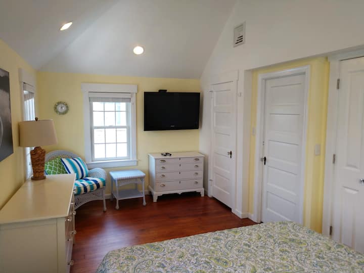 Hlavná spálňa s katedrálovým stropom a toaletou s umývadlom 