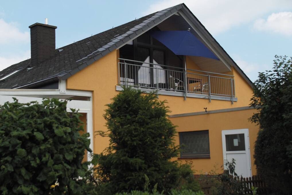 Balkon mit Liegestühlen und Sitzgruppe