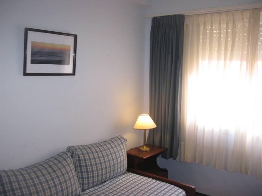 Habitación con baño y dos camas