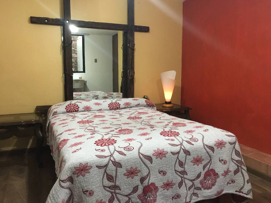 Descansa en cama matrimonial, bajo una Zarampahuila oaxaqueña.