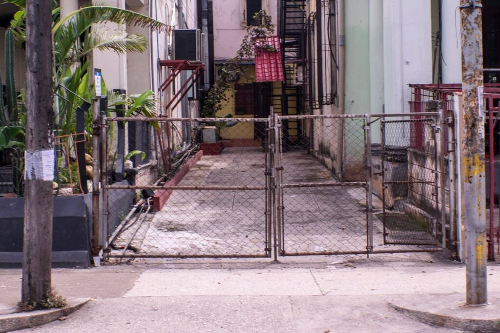 Este es el portón de entrada, al fondo del pequeño pasillo está el apartamento.