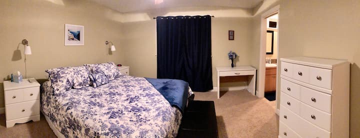 Master Suite na prvom katu s računalnim stolom i USB priključkom.  Glavna kupaonica nalazi se odmah pored radnog stola.