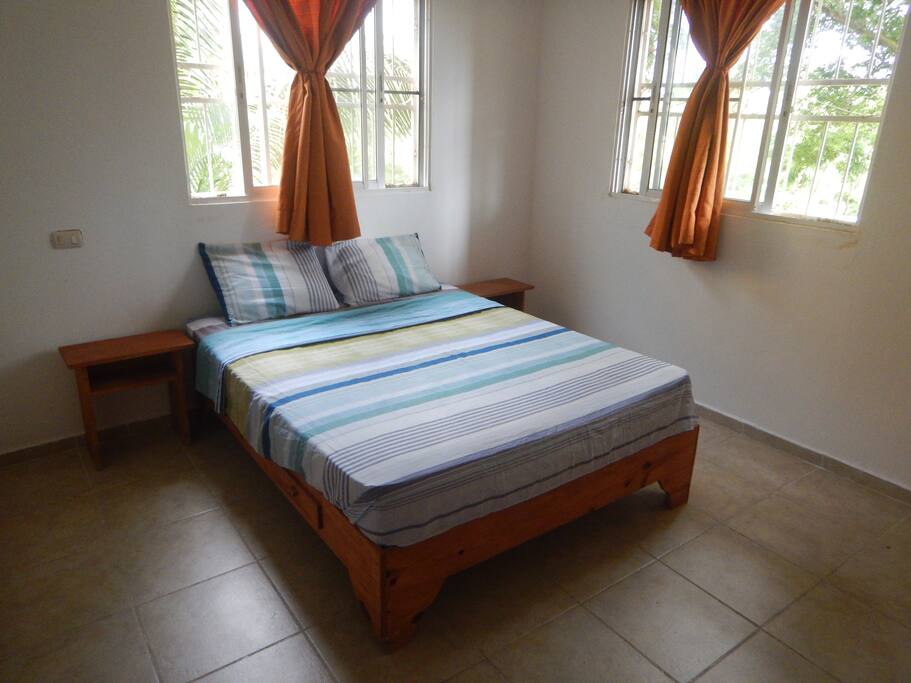 Comfy queen-size bed / Le lit double