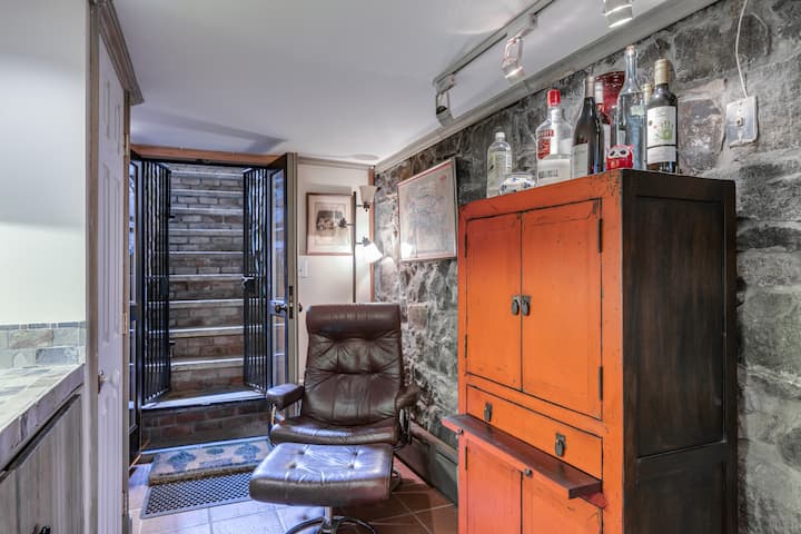 Krásna skrinka obsahuje základné vybavenie od riadu, príbory až po koreniny.