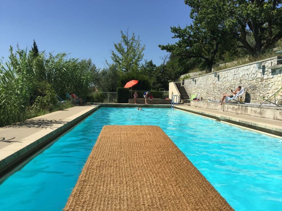 Plongeoire de la piscine 20x6m