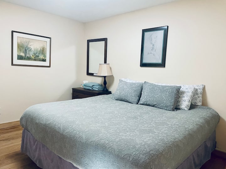 Dormitorio en el piso principal con cama tamaño king