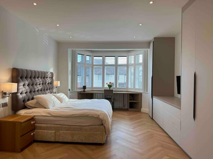 Chambre principale 

Lit : superking britannique
(180cm x 200cm ou 6’0”x6’6”)

Matelas : options fermes 

sur la fermeté des oreillers disponibles. 

Tous les draps, les housses de matelas, les taies d'oreiller et les housses de couette sont lavées sur un cycle de 60 degrés Celsius. 