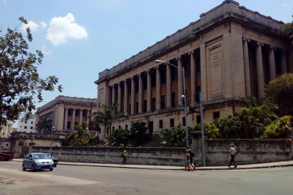 A unos 100 metros de la Universidad de la Habana.