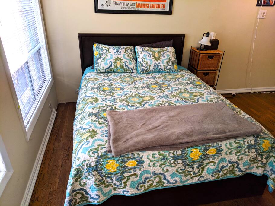 Queen size bed with memory foam mattress