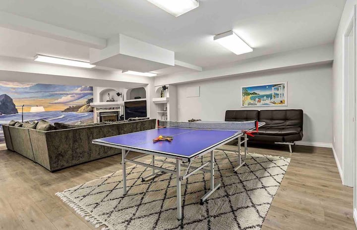 ชั้นล่างปิงปองทีวีขนาดใหญ่พร้อมแพ็คเกจเคเบิลแบบพรีเมี่ยมสำหรับทุกความต้องการของคุณและเตาผิงแก๊สที่อบอุ่น 