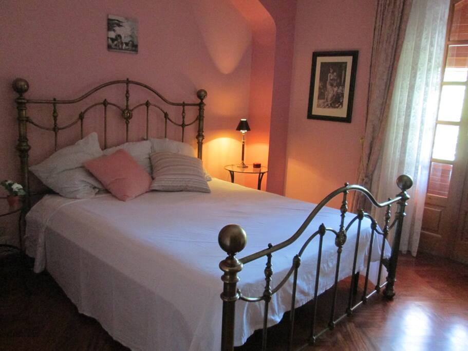 Rosa Room. Direct access to balony.