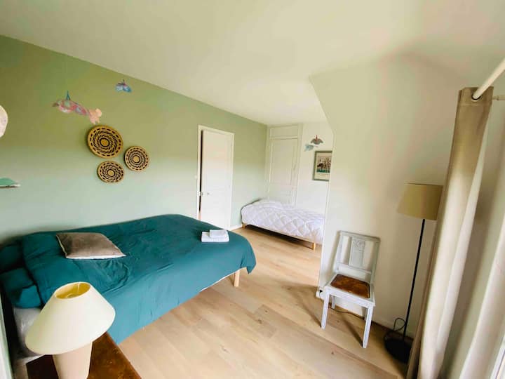 Chambre verte et son cabinet de toilette / dressing - un lit double et un lit simple  - Domaine du Panorama, Montbavin