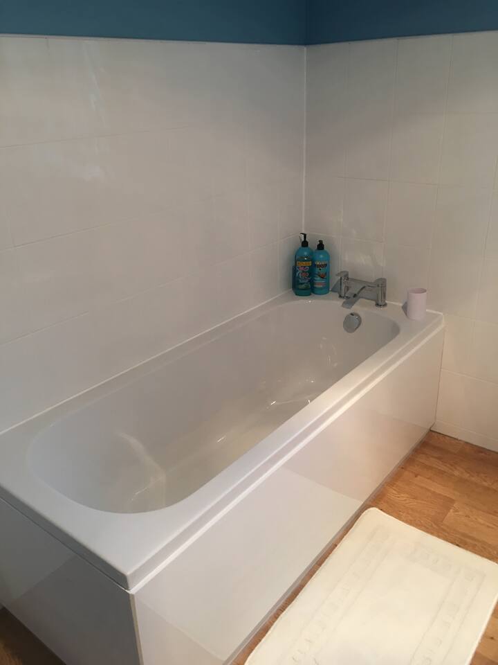 Spacious 1st floor flat close to town centre Apartments for Rent in