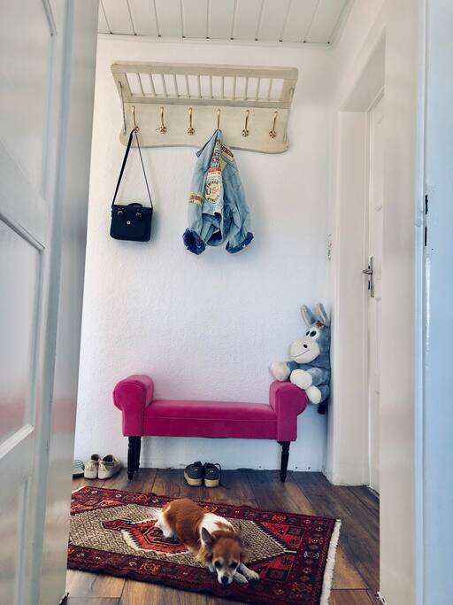 Flur groß begehbar. :)
alle zimmer gehen von dem Flur ab.