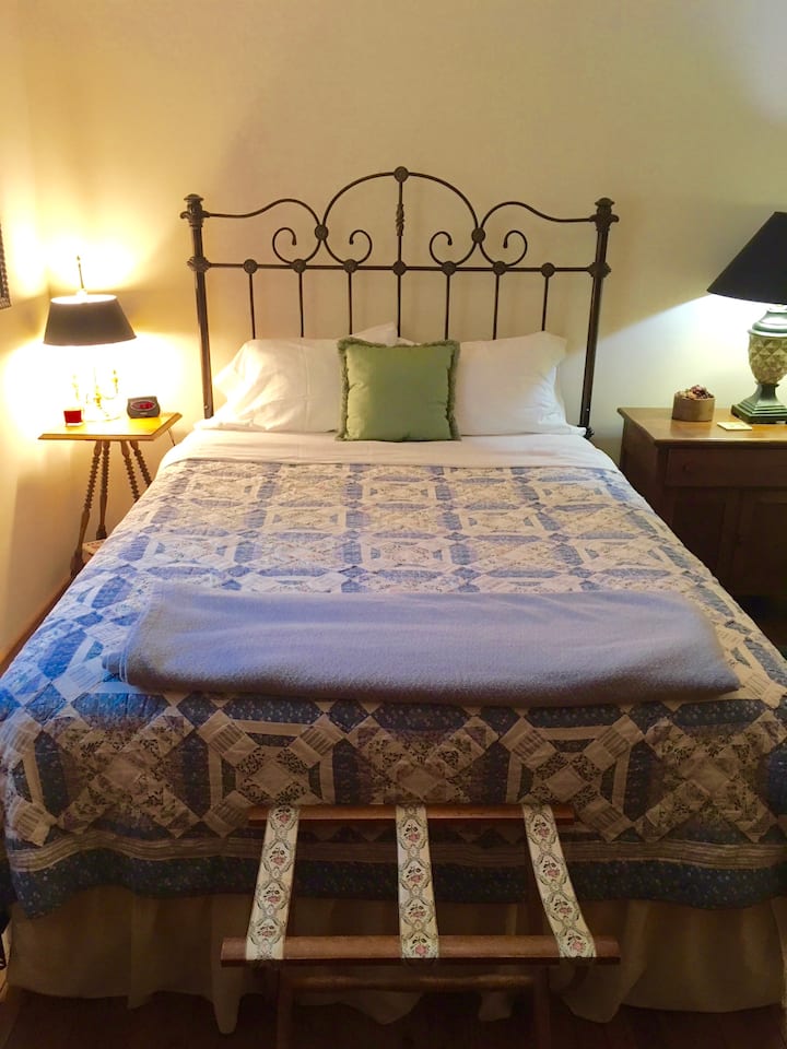 Master Bedroom - Queen Size Bed