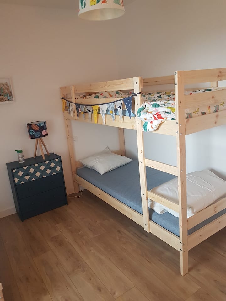 غرفة نوم للأطفال مع أسرّة بطابقين وسرير 160 × 70