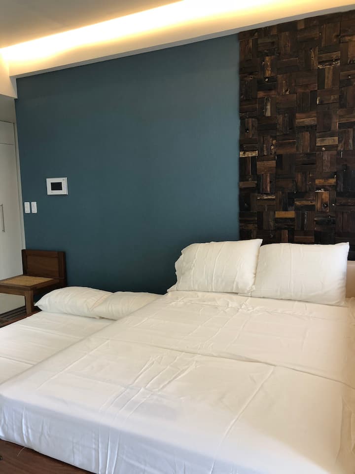 Studio Space Area
Full size bed with Pullout Full Size Bed Mattress
For 1-3 booked occupants 