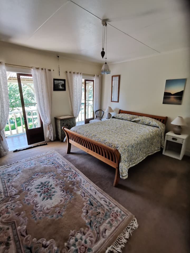 Glavna spavaća soba na katu s bračnim krevetom i francuskim vratima koja se otvaraju na balkon. Ensuite s kadom za noge s kandžama i staklenim tušem.