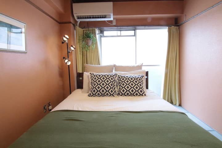 ダブルベッドのサイズは140cm ×195cmです。
The size of the double bed is 140cm ×195cm.		