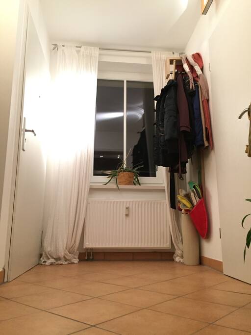 Eingang (gemeinsamer Eingang zur 1. und 2. Etage, Wohnung befindet sich auf der 2.Etage, diese ist über eine Holztreppe erreichbar)