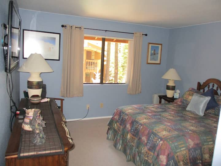 Спална соба бр.1 (брачен кревет (широк 150 - 179 см)