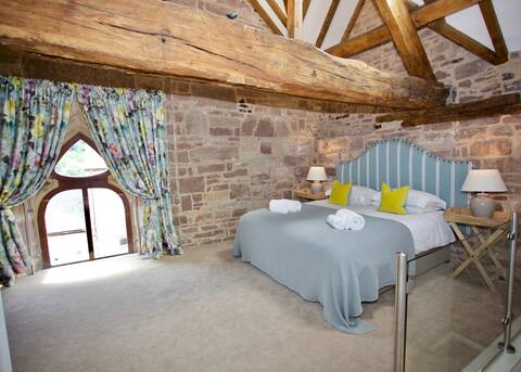 Luxury 14th c. Conversion in the Wye Valley