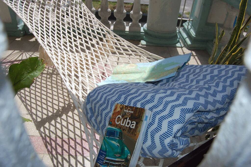 Hamaca para tomar el sol en el portal de la casa