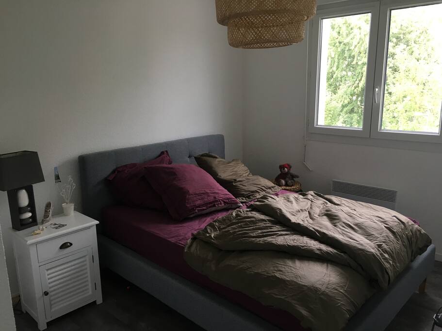 Chambre avec vrai lit
