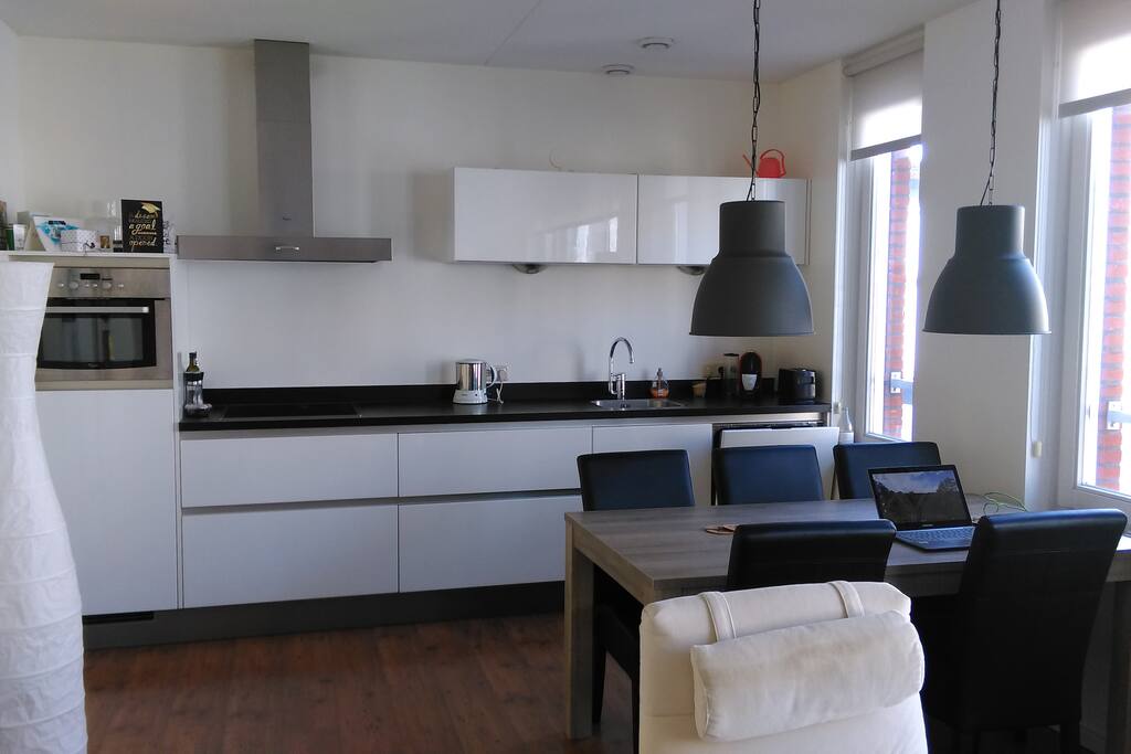 Keuken met kookplaat, elektrische oven/ magnetron, servies en vaatwasser