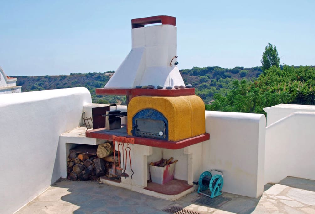 Large outside courtyard space with grill and bread oven