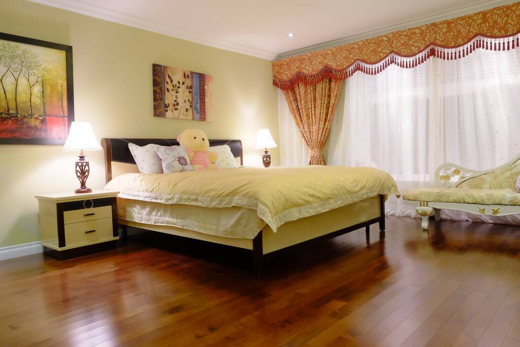Luxy Large room like a studio, King size bed.